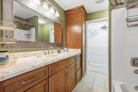 Condo in DeLand, Florida, 2 bedrooms № 2213740 - photo 11