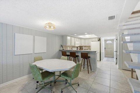 Condo in DeLand, Florida, 2 bedrooms № 2213740 - photo 5