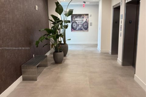 Commercial property in Hallandale Beach, Florida № 1862006 - photo 24