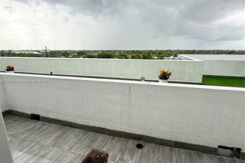 Commercial property in Hallandale Beach, Florida № 1862006 - photo 19