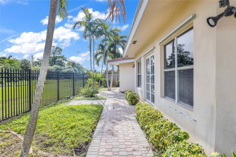 House in Pompano Beach, Florida 3 bedrooms, 221.85 sq.m. № 913228 - photo 1