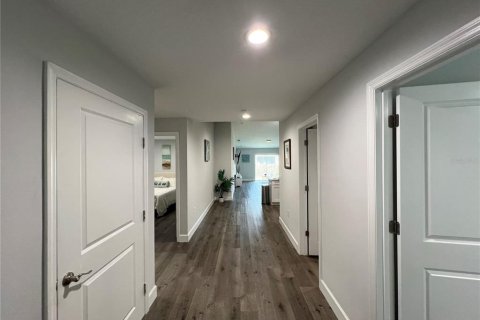 Commercial property in Port Charlotte, Florida 6 bedrooms, 267 sq.m. № 2211974 - photo 3