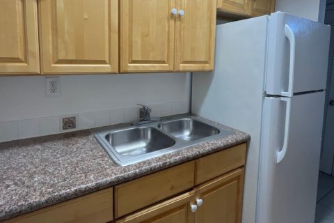 Снять в аренду квартиру в Уэст-Палм-Бич, Флорида 3 комнаты, 65.03м2, № 2085244 - фото 4