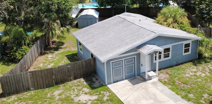 House in Dunedin, Florida 3 bedrooms, 107.95 sq.m. № 2258818