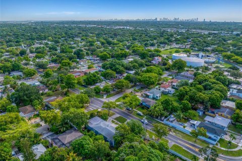 House in North Miami, Florida 4 bedrooms, 221.66 sq.m. № 2044633 - photo 11