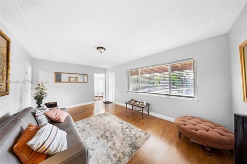 House in North Miami, Florida 4 bedrooms, 221.66 sq.m. № 2044633 - photo 27