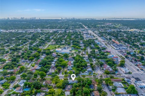 House in North Miami, Florida 4 bedrooms, 221.66 sq.m. № 2044633 - photo 16