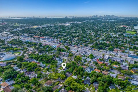 House in North Miami, Florida 4 bedrooms, 221.66 sq.m. № 2044633 - photo 19