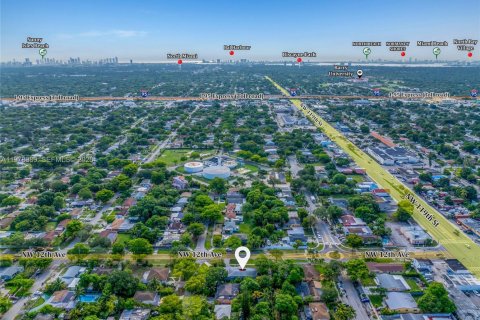 House in North Miami, Florida 4 bedrooms, 221.66 sq.m. № 2044633 - photo 17