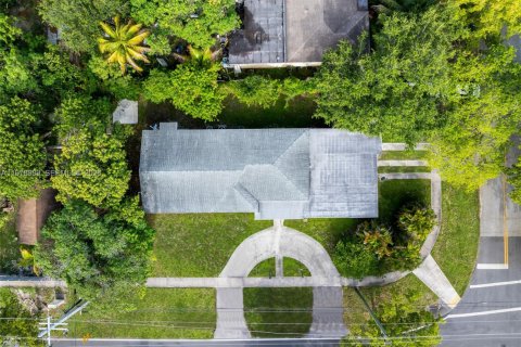 House in North Miami, Florida 4 bedrooms, 221.66 sq.m. № 2044633 - photo 3