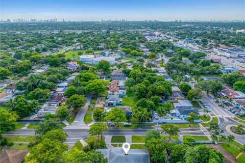 House in North Miami, Florida 4 bedrooms, 221.66 sq.m. № 2044633 - photo 12