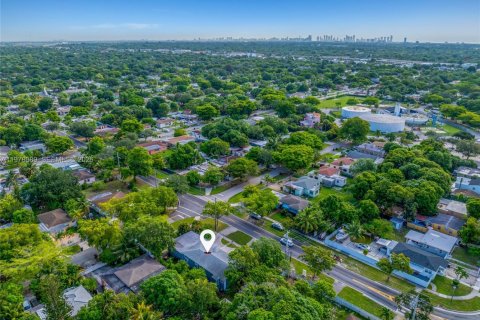 House in North Miami, Florida 4 bedrooms, 221.66 sq.m. № 2044633 - photo 10