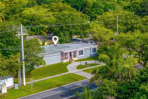 House in North Miami, Florida 4 bedrooms, 221.66 sq.m. № 2044633 - photo 23