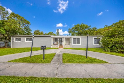 House in North Miami, Florida 4 bedrooms, 221.66 sq.m. № 2044633 - photo 1