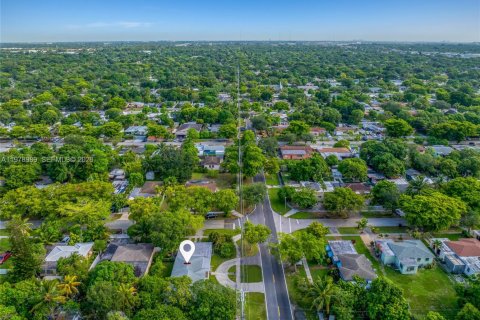 House in North Miami, Florida 4 bedrooms, 221.66 sq.m. № 2044633 - photo 8
