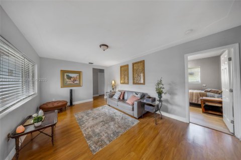 House in North Miami, Florida 4 bedrooms, 221.66 sq.m. № 2044633 - photo 25