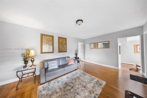 House in North Miami, Florida 4 bedrooms, 221.66 sq.m. № 2044633 - photo 26