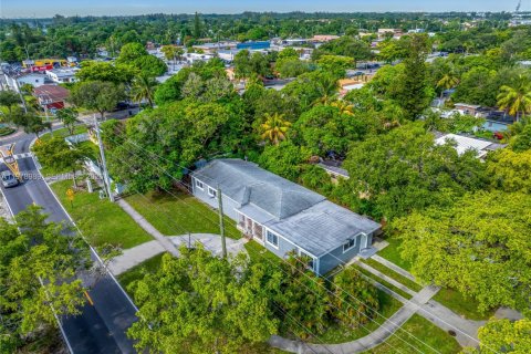 House in North Miami, Florida 4 bedrooms, 221.66 sq.m. № 2044633 - photo 22