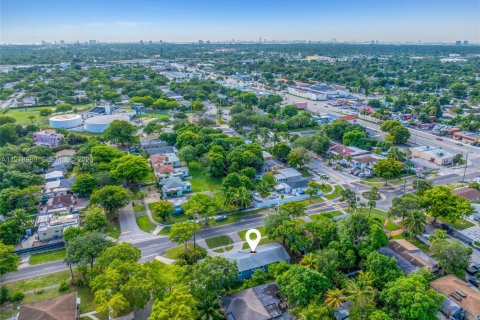 House in North Miami, Florida 4 bedrooms, 221.66 sq.m. № 2044633 - photo 14