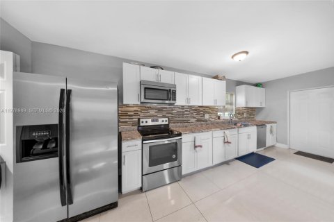 House in North Miami, Florida 4 bedrooms, 221.66 sq.m. № 2044633 - photo 30