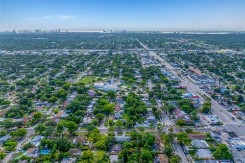 House in North Miami, Florida 4 bedrooms, 221.66 sq.m. № 2044633 - photo 18