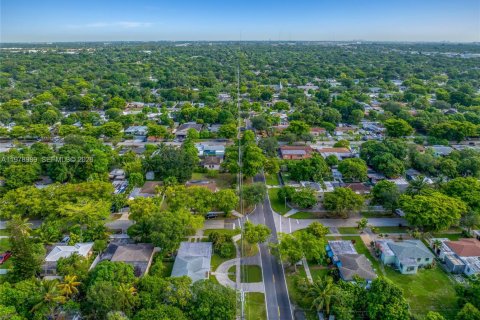 House in North Miami, Florida 4 bedrooms, 221.66 sq.m. № 2044633 - photo 9
