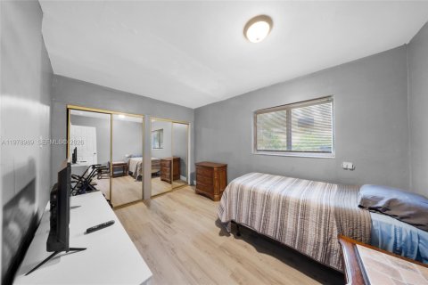 House in North Miami, Florida 4 bedrooms, 221.66 sq.m. № 2044633 - photo 28