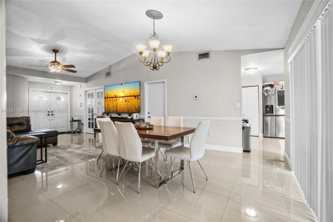 Casa en venta en Hialeah, Florida, 3 dormitorios, 115.29 m2 № 1889446 - foto 9