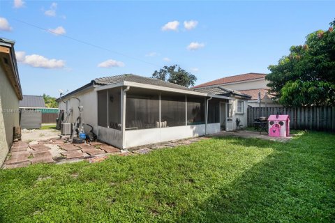 Casa en venta en Hialeah, Florida, 3 dormitorios, 115.29 m2 № 1889446 - foto 26