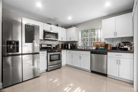 Casa en venta en Hialeah, Florida, 3 dormitorios, 115.29 m2 № 1889446 - foto 16