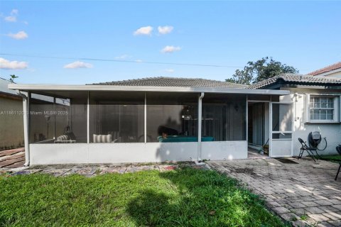 Casa en venta en Hialeah, Florida, 3 dormitorios, 115.29 m2 № 1889446 - foto 25
