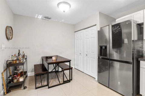 Casa en venta en Hialeah, Florida, 3 dormitorios, 115.29 m2 № 1889446 - foto 14