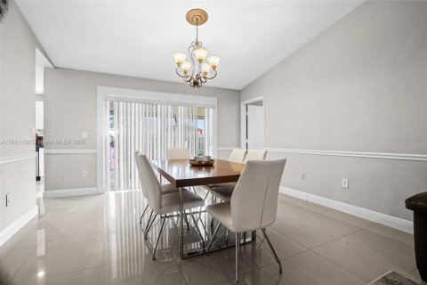 Casa en venta en Hialeah, Florida, 3 dormitorios, 115.29 m2 № 1889446 - foto 10