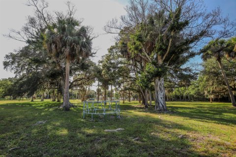 Commercial property in Moore Haven, Florida № 2173279 - photo 9
