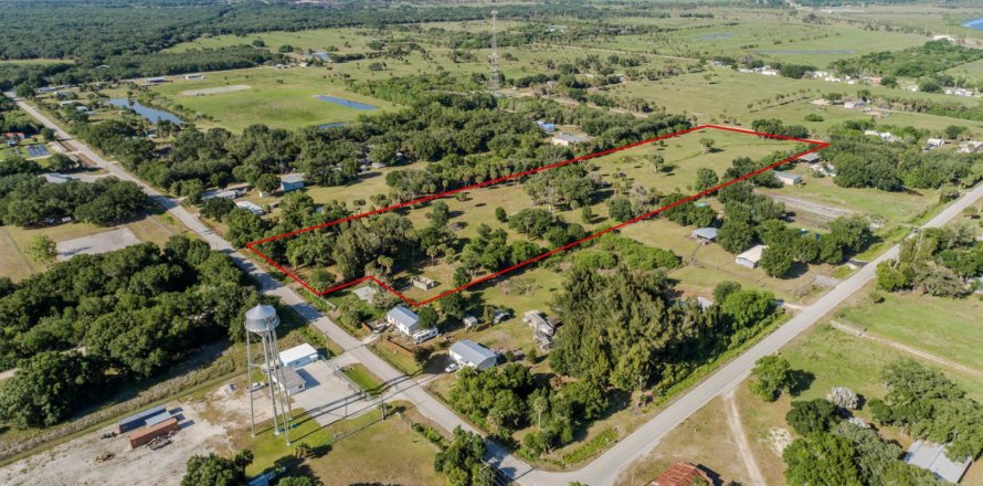 Commercial property in Moore Haven, Florida № 2173279