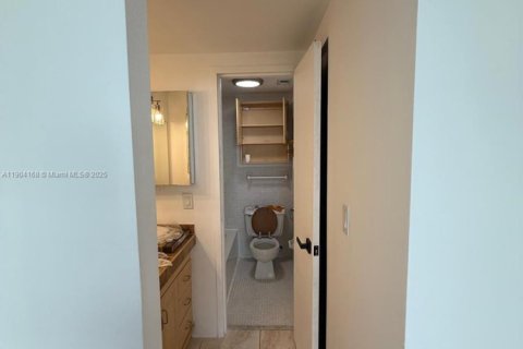 Condominio en venta en North Miami Beach, Florida, 1 dormitorio, 80.36 m2 № 2012205 - foto 9