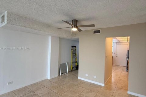 Condominio en venta en North Miami Beach, Florida, 1 dormitorio, 80.36 m2 № 2012205 - foto 6