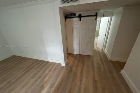 Condo in Coral Gables, Florida, 2 bedrooms  № 1692906 - photo 12
