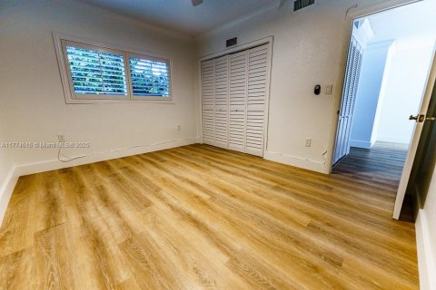 Condo in Coral Gables, Florida, 2 bedrooms  № 1692906 - photo 15
