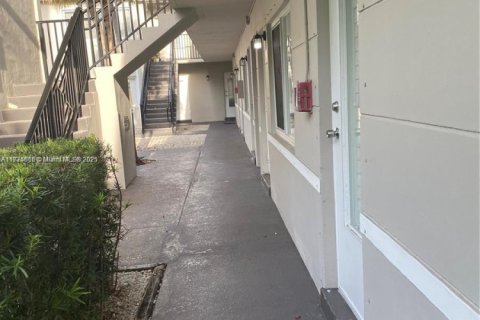 Condo in Coral Gables, Florida, 2 bedrooms  № 1692906 - photo 4