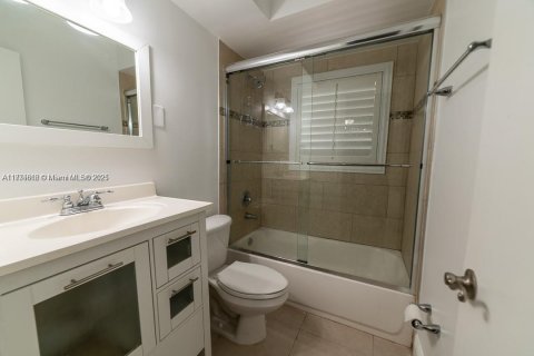 Condo in Coral Gables, Florida, 2 bedrooms  № 1692906 - photo 17