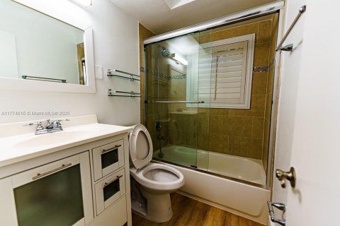 Condo in Coral Gables, Florida, 2 bedrooms  № 1692906 - photo 18