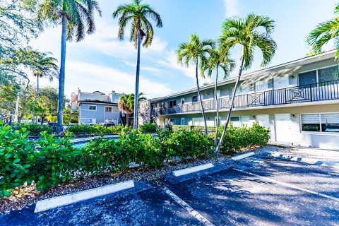 Condo in Coral Gables, Florida, 2 bedrooms  № 1692906 - photo 1