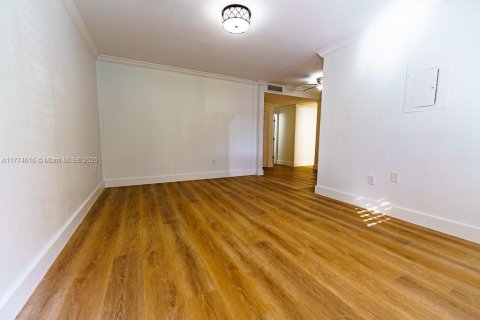 Condo in Coral Gables, Florida, 2 bedrooms  № 1692906 - photo 9