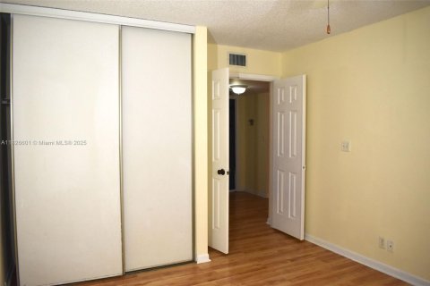 Condo in Coconut Creek, Florida, 2 bedrooms  № 2037677 - photo 15