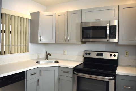 Condo in Coconut Creek, Florida, 2 bedrooms  № 2037677 - photo 2