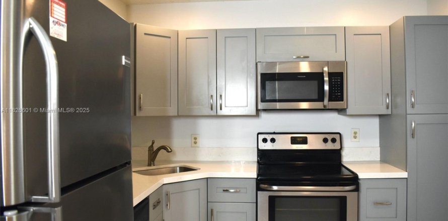 Condo in Coconut Creek, Florida, 2 bedrooms  № 2037677