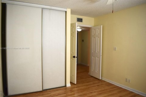 Condo in Coconut Creek, Florida, 2 bedrooms  № 2037677 - photo 17