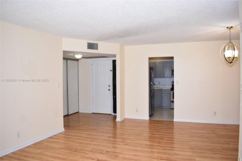 Condo in Coconut Creek, Florida, 2 bedrooms  № 2037677 - photo 4