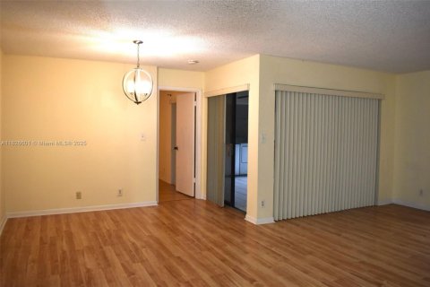 Condo in Coconut Creek, Florida, 2 bedrooms  № 2037677 - photo 5